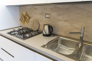 Großer Kühlschrank, Mikrowelle, Ofen, Herdplatte
