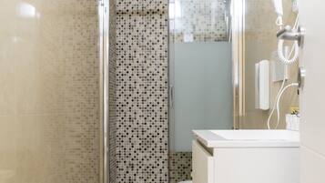Comfort-Zimmer | Badezimmer | Dusche, Regendusche, Haartrockner, Hausschuhe