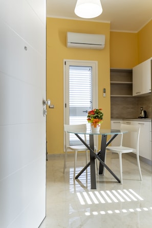 Superior Room | Dapur peribadi | Peti sejuk/penyejuk beku saiz penuh, ketuhar gelombang mikro, ketuhar 