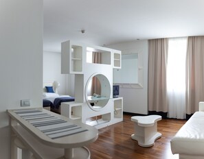 Apartamento empresarial | Área de estar | TV de tela plana