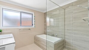 Bathtub, towels - Book 4  Get 1 Free night till June 25th! (Maroochydore)