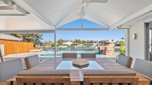 Outdoor dining - Book 4 Get 1 Free night till June 25th! (Maroochydore)