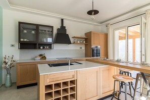 Kühlschrank, Ofen, Geschirrspüler, Wasserkocher mit Kaffee-/Teezubehör