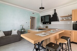 Kühlschrank, Ofen, Geschirrspüler, Wasserkocher mit Kaffee-/Teezubehör