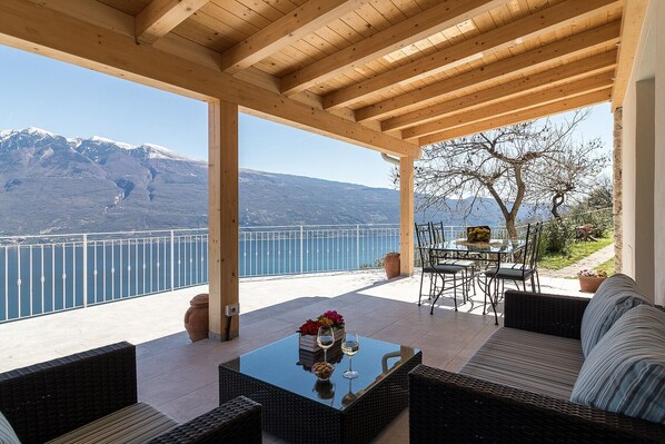 Terrace/patio - Glicine: with amazing lake view and Garden (Tignale)