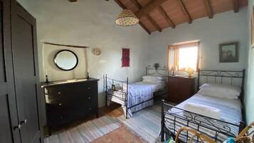 4 bedrooms, desk, iron/ironing board, free WiFi