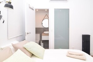 3 habitaciones, tabla de planchar con plancha, wifi y ropa de cama 