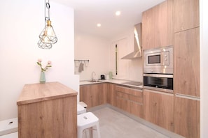 Een koelkast, een microgolfoven, een oven, een kookplaat