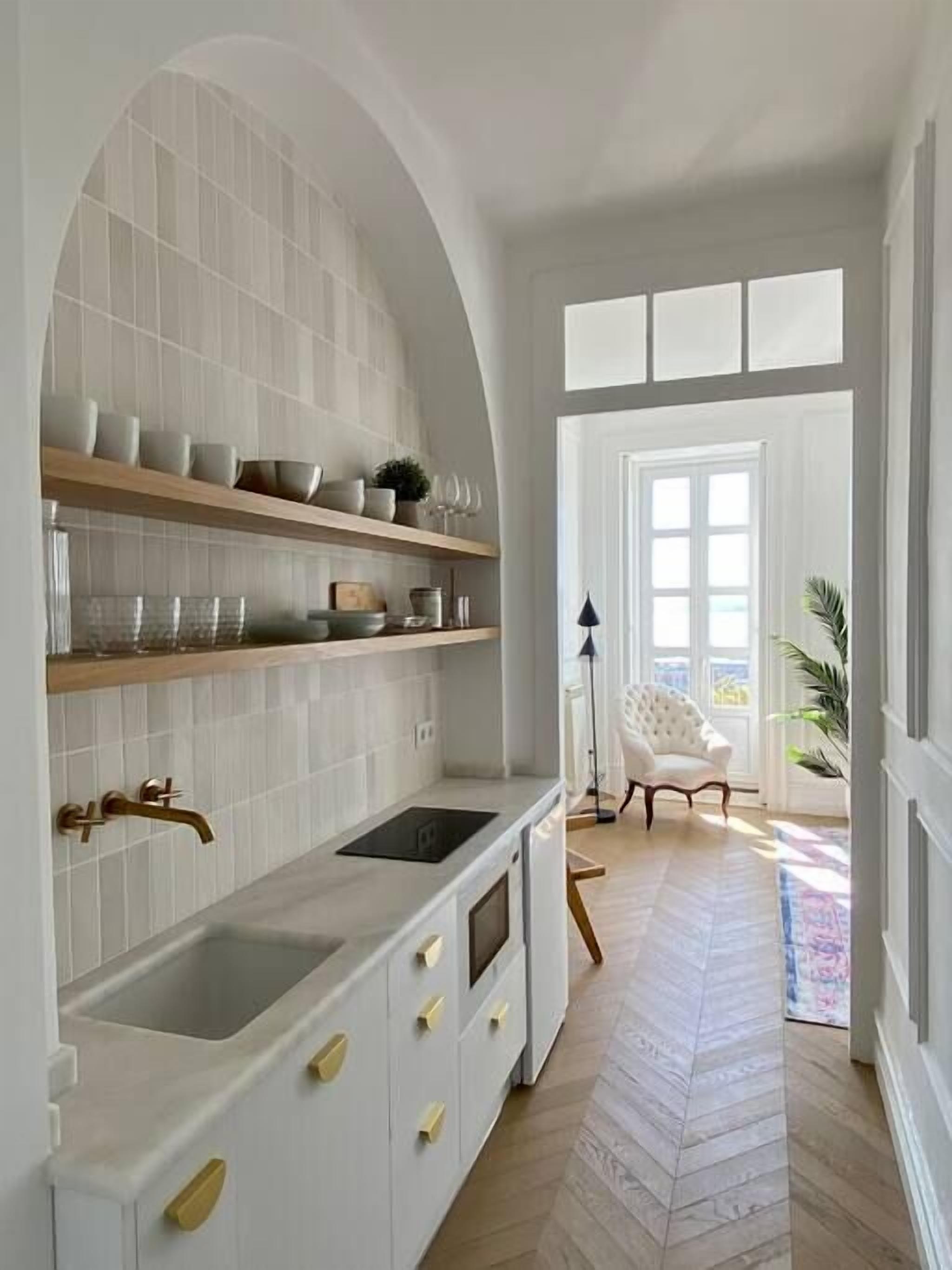 Frigorífico, microondas, horno y cafetera o tetera