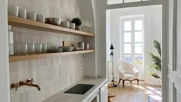 Frigorífico, microondas, horno y cafetera o tetera