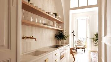 Een koelkast, een magnetron, een oven, een koffiezetapparaat/waterkoker