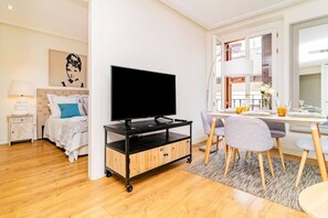 1 slaapkamer, een strijkplank/strijkijzer, wifi, beddengoed