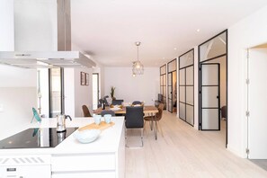 Kühlschrank, Mikrowelle, Ofen, Herdplatte