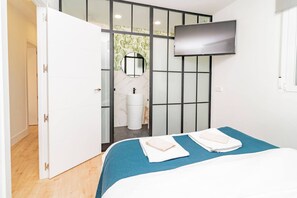 3 quartos, ferros/tábuas de passar roupa, Wi-Fi, roupa de cama