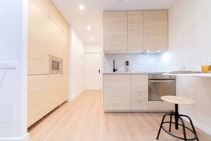 Kjøleskap, mikrobølgeovn, ovn og kokeplater