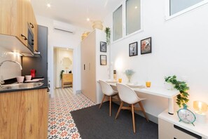 ميكروويف، موقد طهي مسطح، ماكينة لصنع القهوة/الشاي