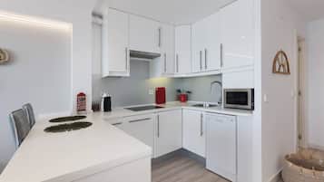 Een koelkast, een magnetron, een kookplaat, een vaatwasser