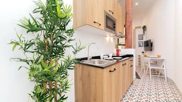 Frigorífico, microondas, placa de cocina y cafetera o tetera