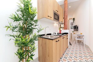 Kjøleskap, mikrobølgeovn, kokeplater og kaffetrakter/tekoker