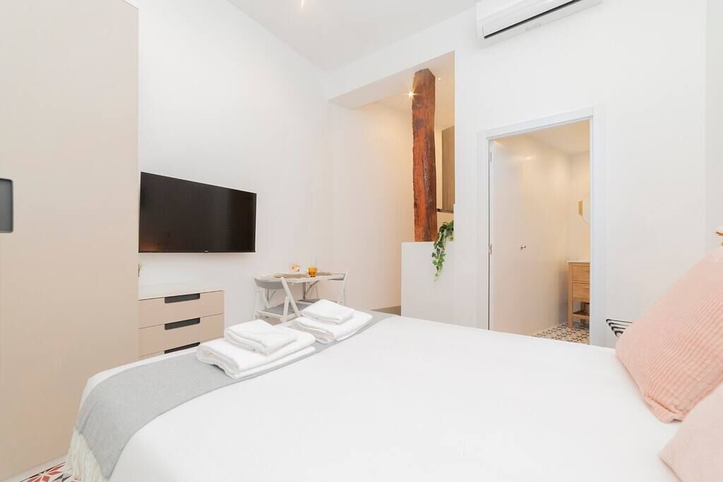 1 dormitorio, tabla de planchar con plancha, wifi y ropa de cama