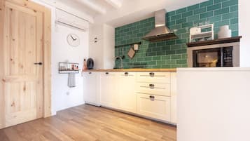 Køleskab, mikrobølgeovn, kogeplade, opvaskemaskine