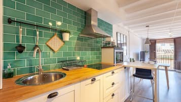 Køleskab, mikrobølgeovn, kogeplade, opvaskemaskine