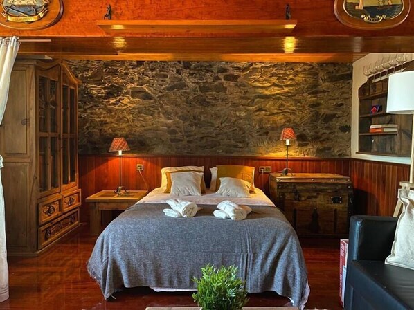 1 chambre, fer et planche à repasser