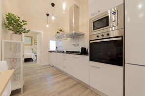 Kjøleskap, mikrobølgeovn, ovn og kokeplater