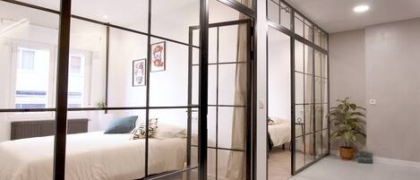 4 bedrooms, iron/ironing board, WiFi, bed sheets