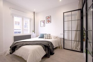 4 habitaciones, tabla de planchar con plancha, wifi y ropa de cama 