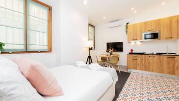 1 dormitorio, tabla de planchar con plancha, wifi y ropa de cama