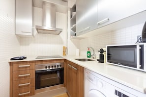 Køleskab, mikrobølgeovn, ovn, kogeplade