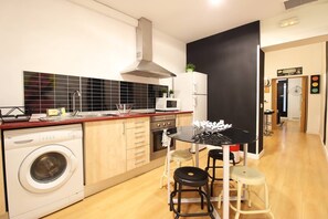 Køleskab, mikrobølgeovn, ovn, kogeplade