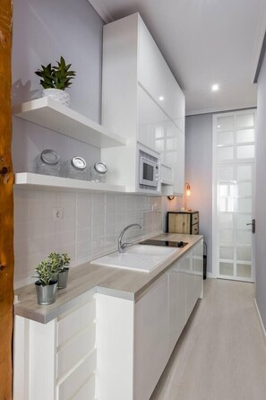 Frigorífico, microondas, placa de cocina y lavavajillas
