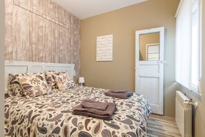 2 bedrooms, iron/ironing board, WiFi, bed sheets