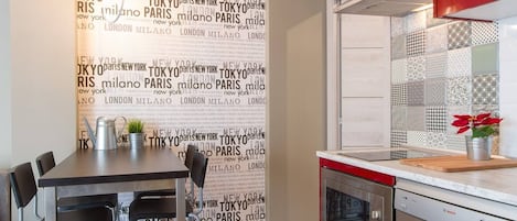 Kjøleskap, mikrobølgeovn, ovn og kokeplater