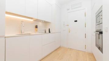 Een koelkast, een magnetron, een oven, een vaatwasser