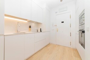 Jääkaappi, mikroaaltouuni, uuni, astianpesukone