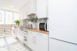Réfrigérateur, four à micro-ondes, un four, surface de cuisson