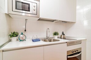 Kjøleskap, mikrobølgeovn, ovn og kokeplater