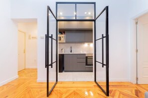 Kjøleskap, mikrobølgeovn, ovn og oppvaskmaskin