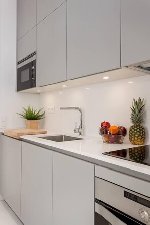 Kjøleskap, mikrobølgeovn, ovn og kokeplater