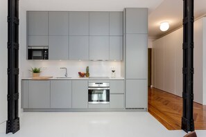 Réfrigérateur, micro-ondes, four, plaque de cuisson