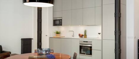 冷蔵庫、電子レンジ、オーブン、コンロ