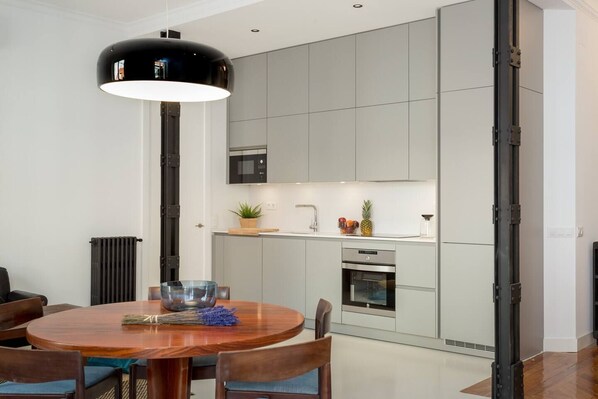 Réfrigérateur, micro-ondes, four, plaque de cuisson