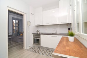 Kjøleskap, mikrobølgeovn, ovn og kokeplater