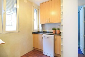 Kjøleskap, mikrobølgeovn, kokeplater og oppvaskmaskin