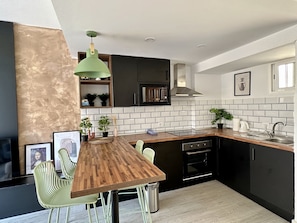 Geladeira, micro-ondas, fogão, cooktop
