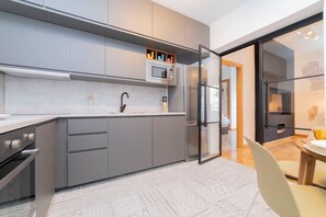 Kjøleskap, mikrobølgeovn, ovn og oppvaskmaskin