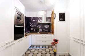 Réfrigérateur, four à micro-ondes, un four, surface de cuisson